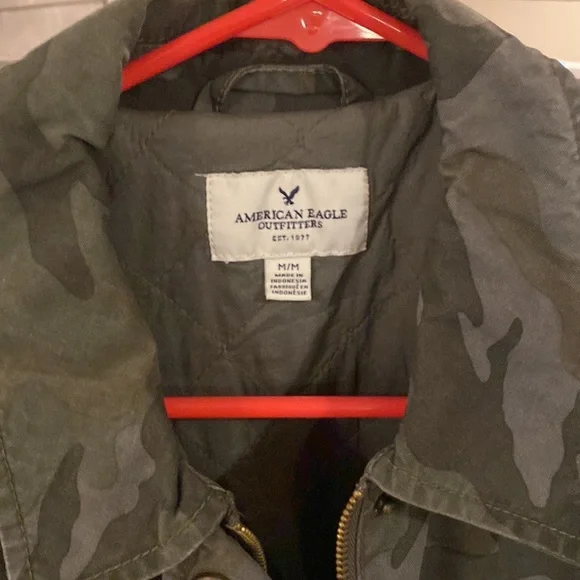 Size Med camo American eagle utility jacket worn once . Lightly quilted lining - Picture 2 of 5